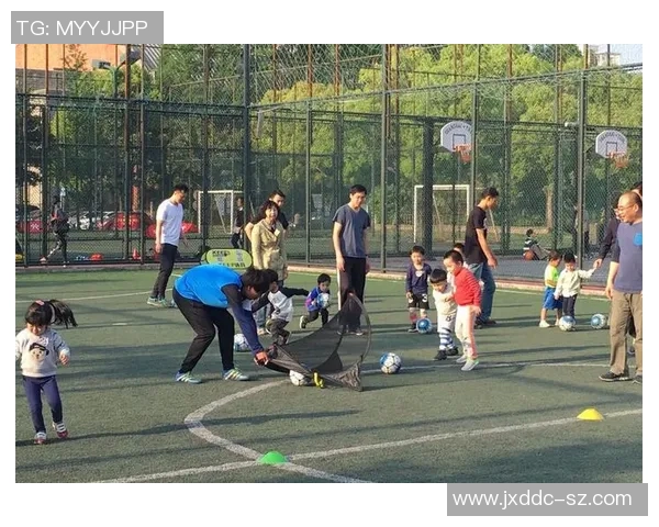 足球球星绕桩训练展现卓越控球技巧与身体协调能力